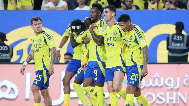 שחקני אל-נאסר חוגגים עם כריסטיאנו רונאלדו