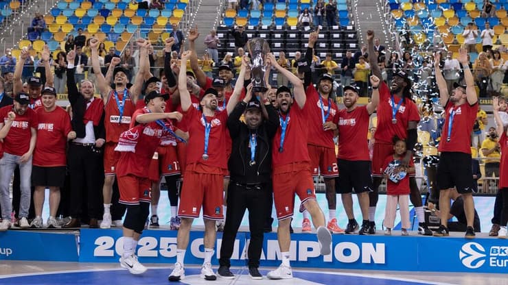 שחקני הפועל ת"א עם גביע היורוקאפ (Rodolfo Molina/Euroleague Basketball via Getty Images) שחקני הפועל ת"א עם גביע היורוקאפ