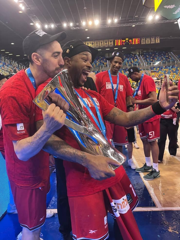 הם עשו את זה. מרקוס פוסטר ובר טימור עם הגביע (צילום: אפרת עמורבן) שחקן הפועל ת"א מרקוס פוסטר עם בר טימור וגביע היורוקאפ