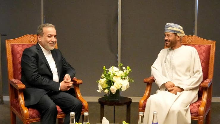 עבאס עראקצ'י, שר החוץ של איראן, ובדר אל-בוסעידי, מקבילו העומאני