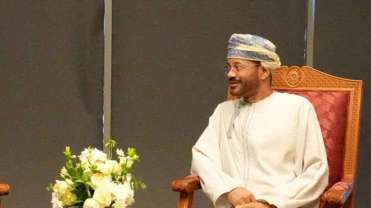 "זה לא משרת את השלום". שר החוץ של עומאן בדר אל-בוסעידי (צילום: Iranian Ministry of Foreign Affairs/WANA (West Asia News Agency)/ Handout via REUTERS) עבאס עראקצ'י, שר החוץ של איראן, ובדר אל-בוסעידי, מקבילו העומאני