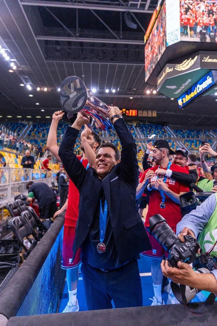 איטודיס והגביע. "ברכה" (צילום: הפועל "שלמה" ת"א) דימיטריס איטודיס חוגג עם גביע היורוקאפ