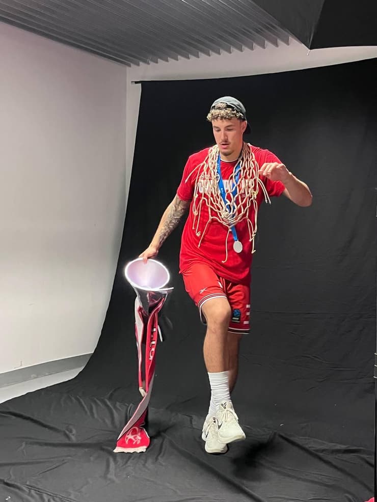 נועם יעקב חוגג עם גביע היורוקאפ