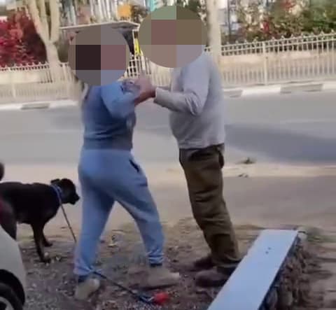 תיעוד: אב ובנו תוקפים את שכנתם בפתח תקווה ומאיימים להרוג את הכלב שלה