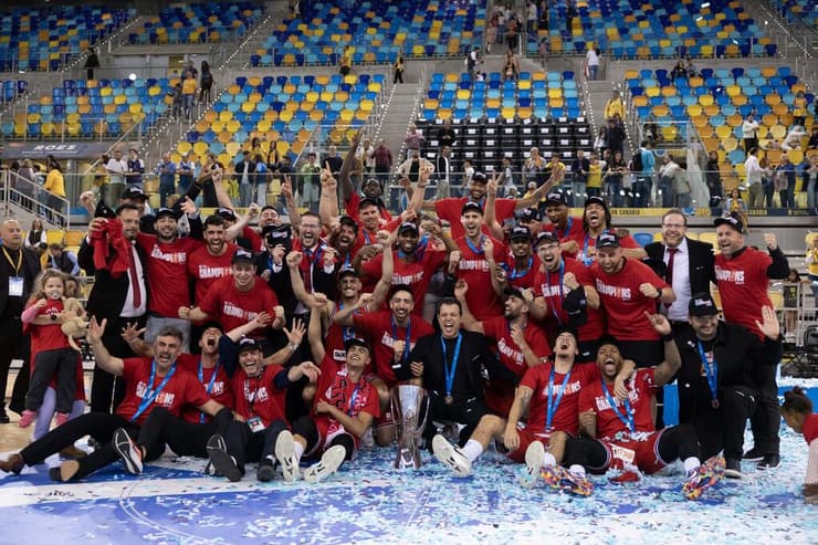 היסטוריה באדום. שחקני הפועל ת"א עם גביע היורוקאפ (Rodolfo Molina/Euroleague Basketball via Getty Images) שחקני הפועל ת"א עם גביע היורוקאפ