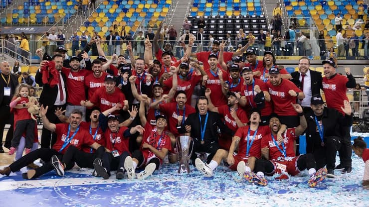 שחקני הפועל ת"א עם גביע היורוקאפ