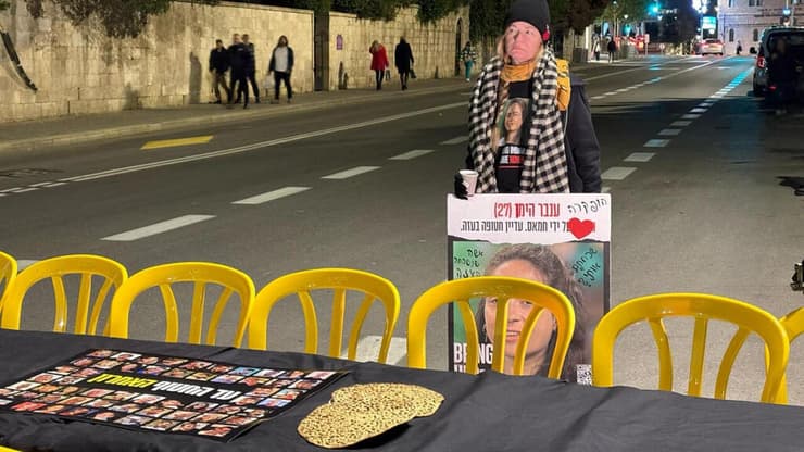 דודתה של ענבר הימן מציינת את הסדר לבד מול מעון רה"מ חנה כהן דודה של ענבר הימן חטופה חטופים שבי חמאס ליל סדר הסדר פסח