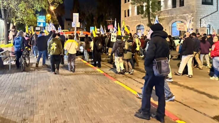 מחאה של משפחות החטופים ליד ביתו של רון דרמר בירושלים