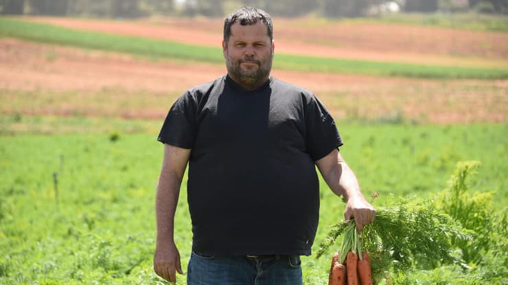 ערן בק חקלאי  ב שדה של גזר ב מושב צופית