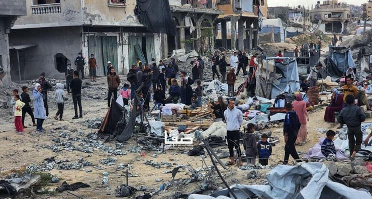 עזתים בין ההריסות בבני סוהילה באפריל תקיפות סמוך לעיירה בני סוהילה מזרחית לחאן יונס