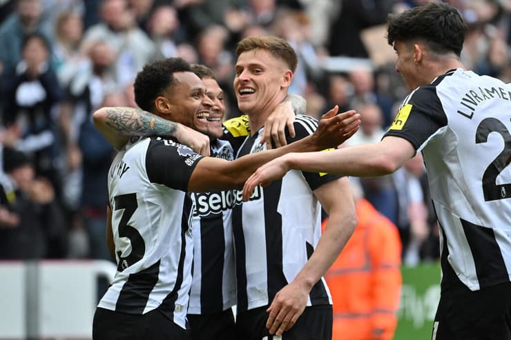 שחקני ניוקאסל חוגגים עם הארווי בארנס