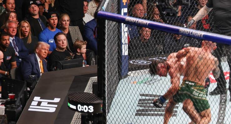 טראמפ צופה לצד מאסק בתחרות UFC במיאמי, 13 באפריל