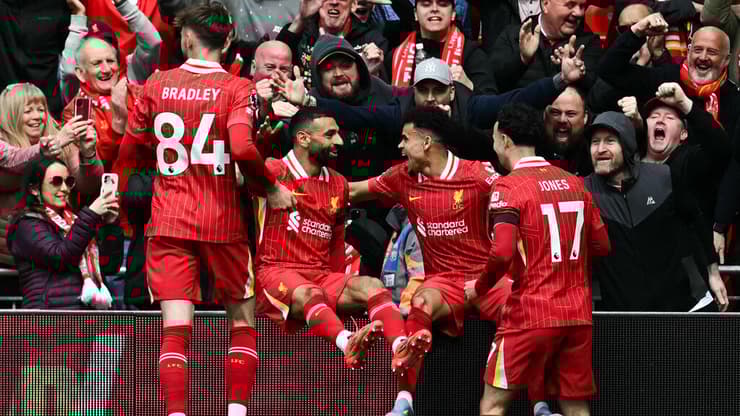 שחקן ליברפול לואיס דיאס חוגג עם מוחמד סלאח