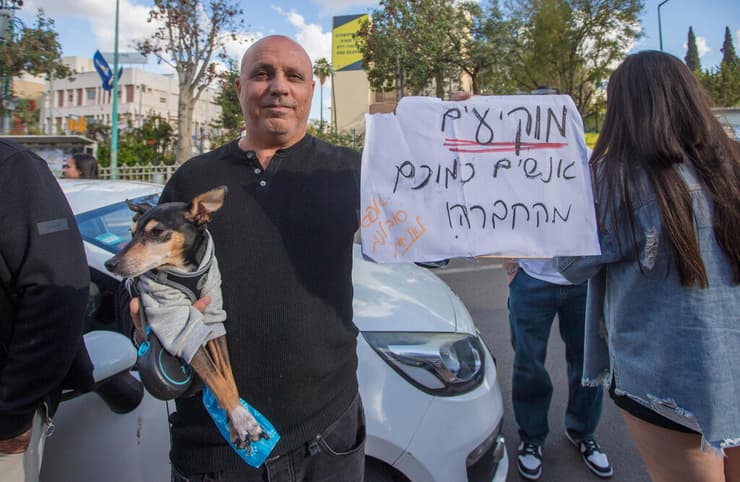 הפגנה מול ביתו של החשוד בתקיפת כלב ובעליו בפתח תקווה