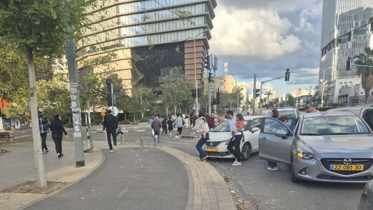 תושבים רצים למרחבים מוגנים בתל אביב (צילום: מיקי שמידט) אזעקה בתל אביב