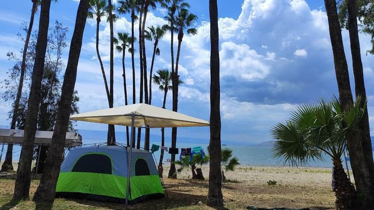 עלייה בטמפרטורות. מבלים בכינרת (צילום: מיכאל קרופצקי, איגוד ערים כינרת) חוף חוקוק צפון