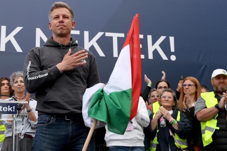 פטר מייאר. מנהיג האופוזיציה שיצליח לנצח את אורבן בבחירות 2026? (צילום: REUTERS/Bernadett Szabo) פטר מייאר מנהיג מפלגת האופויציה TISZA ב הונגריה בהפגנה ב בודפשט ב-13 באפריל