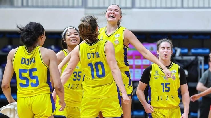 הפייבוריטית הגדולה לזכייה באליפות. שחקניות מכבי אשדוד (צילום: לירון מולדובן, מינהלת ליגת העל לנשים) הפייבוריטית הגדולה לזכייה באליפות. שחקניות מכבי אשדוד