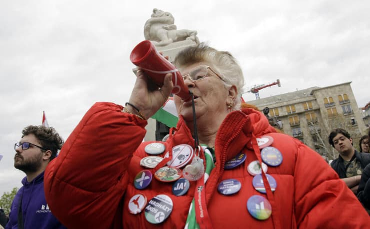 צילום: Peter Kohalmi / AFP הפגנה מחוץ לפרלמנט ב בודפשט הונגריה נגד שינויים בחוקה שיפגעו בזכויות להט"ב
