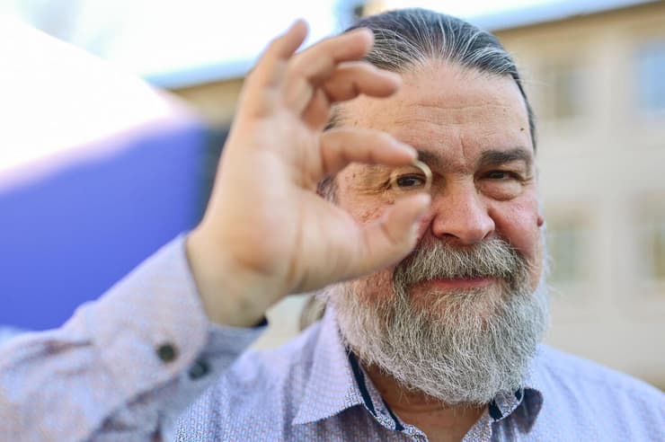 אכים ורנר עם הטבעת של סבו