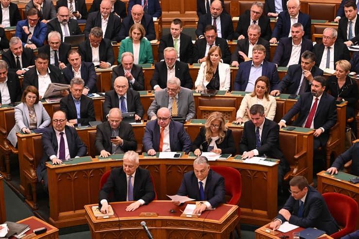 צילום: Attila KISBENEDEK / AFP ראש ממשלת הונגריה ויקטור אורבן בהצבעה ב פרלמנט ב בודפשט על פגיעה בזכויות להט"ב