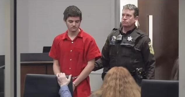 קאסאפ בן ה-17 מובא לבית המשפט. נעצר בבדיקת תנועה ארה"ב ניקיטה קאסאפ בן 17 רצח את הוריו כדי לממן את רצח טראמפ