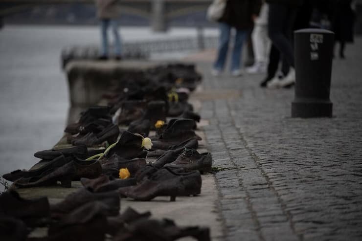 מיצג נעליים לזכר יהודי הונגריה שנרצחו על ידי אנשי תנועת צלב החץ ההונגרית, על גדות נהר הדנובה