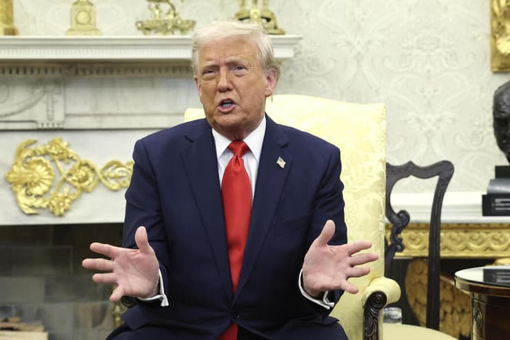 יתקשה למצוא חלופה לסין. טראמפ (צילום: Pool via AP, REUTERS/Evelyn Hockstein ) נשיא ארה"ב טראמפ במפגש בבית הלבן עם נשיא אל-סלבדור אל סלבדור נאיב בוקלה