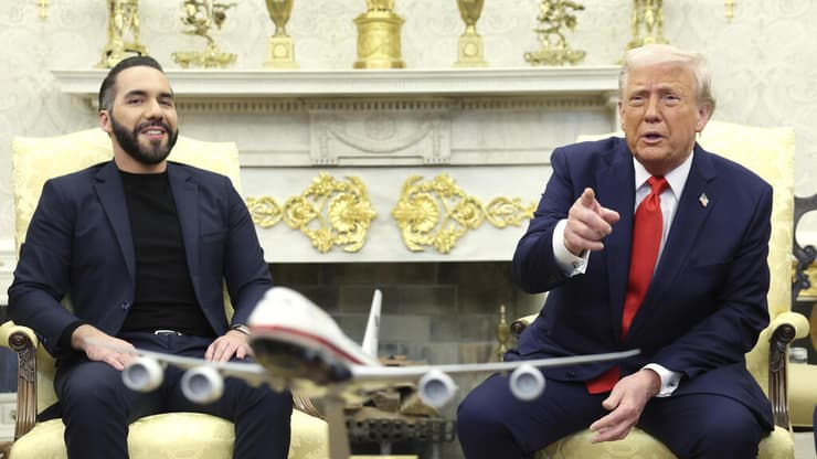 טראמפ ונשיא אל סלבדור בפגשיתם בבית הלבן, אפריל (צילום: Pool via AP, REUTERS/Evelyn Hockstein ) נשיא ארה"ב טראמפ במפגש בבית הלבן עם נשיא אל-סלבדור אל סלבדור נאיב בוקלה