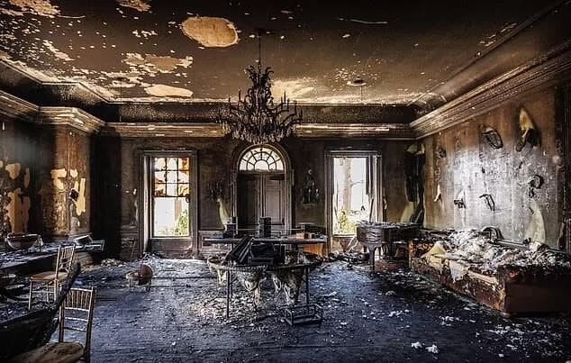 החדר השרוף, שהוצת בשני בקבוקי תבערה לפחות. הבנזין נלקח ממכסחת דשא (צילום: משטרת פנסילבניה) ארה"ב החדר השרוף ב מעון מושל פנסילבניה ג'וש שפירו אחרי ה הצתה