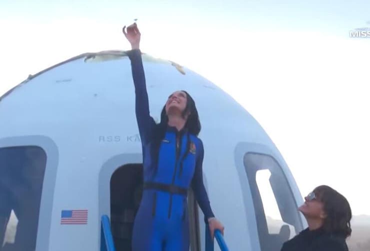 קייטי פרי ביציאה מהחללית