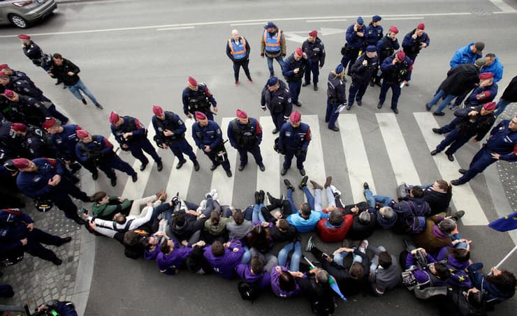 ניסו לחסום את הכניסה, ופונו בכוח (צילום: Peter Kohalmi / AFP) הפגנה מחוץ לפרלמנט ב בודפשט הונגריה נגד שינויים בחוקה שיפגעו בזכויות להט"ב