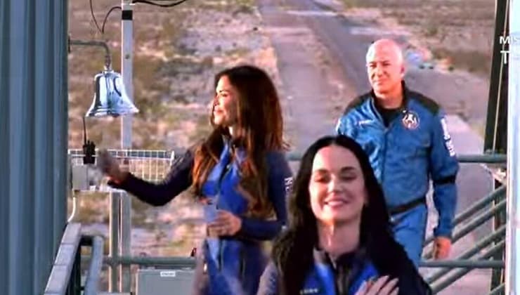 קייטי פרי, לורן סנשז וג'ף בזוס בכניסה לחללית