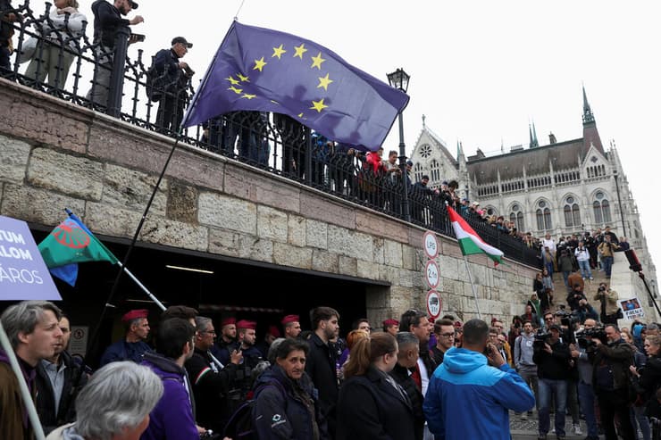 הפגנה מחוץ לפרלמנט ב בודפשט הונגריה נגד שינויים בחוקה שיפגעו בזכויות להט"ב