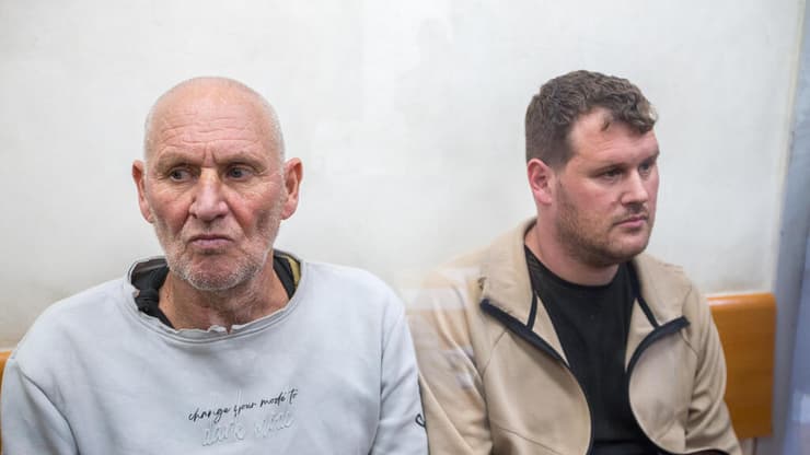 הכלב "הרעיש" להם. בועז ואיציק שר מפתח תקווה (צילום: עידו ארז) הארכת מעצרם של בועז שר ובנו המואשמים בתקיפת כלב של שכנה לבניין