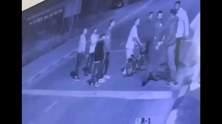 רגע הדחיפה לכאורה של השוטר ע"י החשוד
