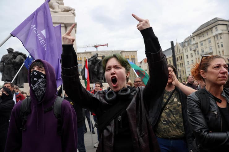 צילום: REUTERS/Bernadett Szabo הפגנה מחוץ לפרלמנט ב בודפשט הונגריה נגד שינויים בחוקה שיפגעו בזכויות להט"ב