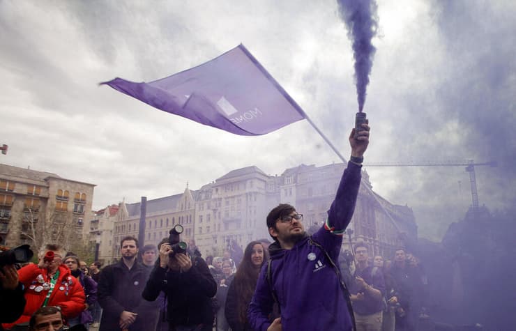 צילום: Peter Kohalmi / AFP הפגנה מחוץ לפרלמנט ב בודפשט הונגריה נגד שינויים בחוקה שיפגעו בזכויות להט"ב