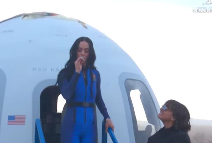 קייטי פרי ביציאה מהחללית