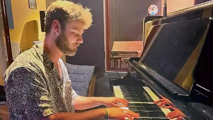אלון אהל. אין יום שאיני חושב עליו מנגן באצבעותיו על גופו במנהרה, משל היה מנגן על פסנתר (צילום: מהאלבום הפרטי) אלון אהל
