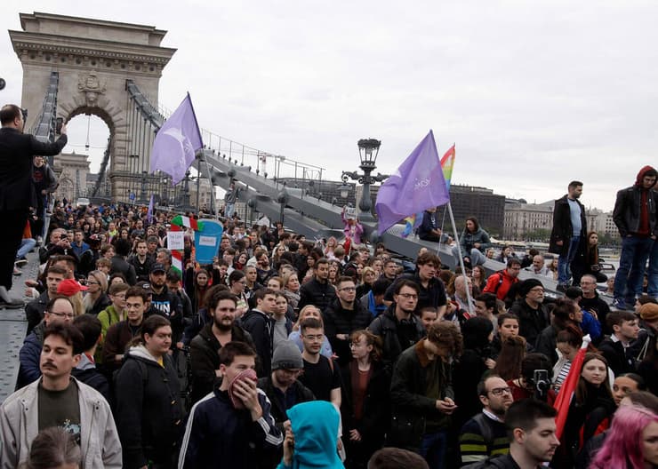 הפגנה מחוץ לפרלמנט ב בודפשט הונגריה נגד שינויים בחוקה שיפגעו בזכויות להט"ב