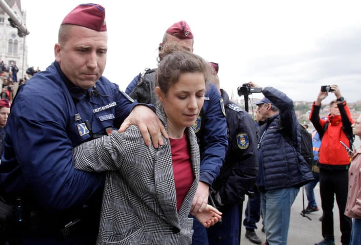 צילום: Peter Kohalmi / AFP הפגנה מחוץ לפרלמנט ב בודפשט הונגריה נגד שינויים בחוקה שיפגעו בזכויות להט"ב