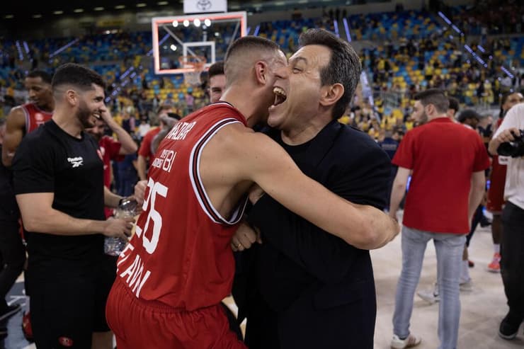 חזר ליורוליג מהדלת הראשית. איטודיס ומדר לאחר הזכייה ההיסטורית ביורוקאפ (צילום: Rodolfo Molina/Euroleague Basketball, GettyImages) מאמן הפועל תל אביב בכדורסל, דימיטריס איטודיס, עם ים מדר, לאחר הזכייה ההיסטורית בגביע היורוקאפ