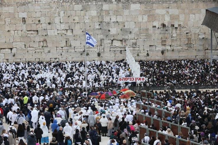 המונים ברחבת הכותל המערבי