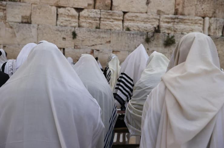 מתפללים ברחבת הכותל, הבוקר