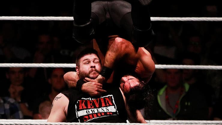 סת' רולינס מתהפך על קווין אוואנס (צילום: גטי אימג'ס) סת' רולינס קווין אוואנס WWE