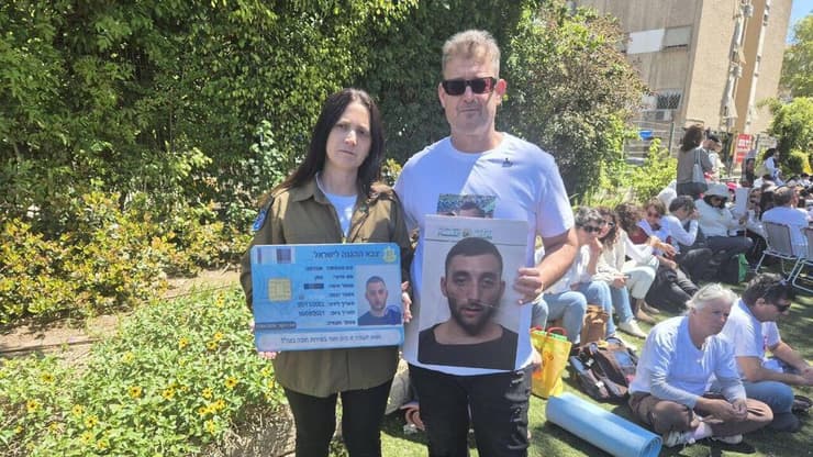 ענת וחגי אנגרסט הוריו של מתן במחאה יחד עם משמרת 10 למען החטופים, בצומת צבר, בקריית ביאליק