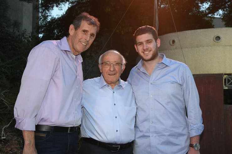 צבי (הרשל) איכנולד ז"ל (במרכז) ודב איכנולד (משמאל)