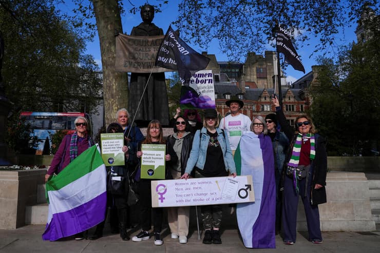 פעילות מארגון "נשות סקוטלנד" חוגגות את הפסיקה ב בריטניה שבה נקבע כי נשים טרנסג'נדריות טרנסיות לא נכללות בהגדרה המשפטית של אישה בחוק נגד אפליה