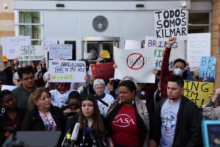 צילום: REUTERS/Leah Millis הפגנה למען קילמר אברגו גרסייה שגורש מ ארה"ב ל אל-סלבדור בגלל "טעות מנהלתית" בהצהרה מחוץ לבית משפט ב מרילנד בעניינו